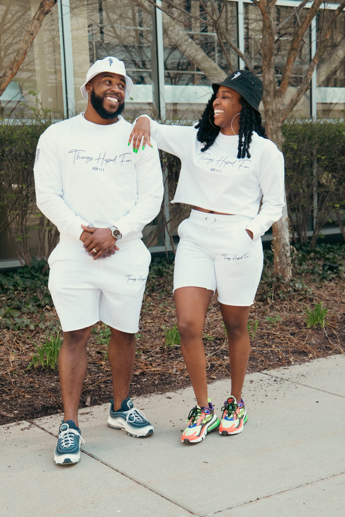 POWDER WHITE CROPPED CREWNECK